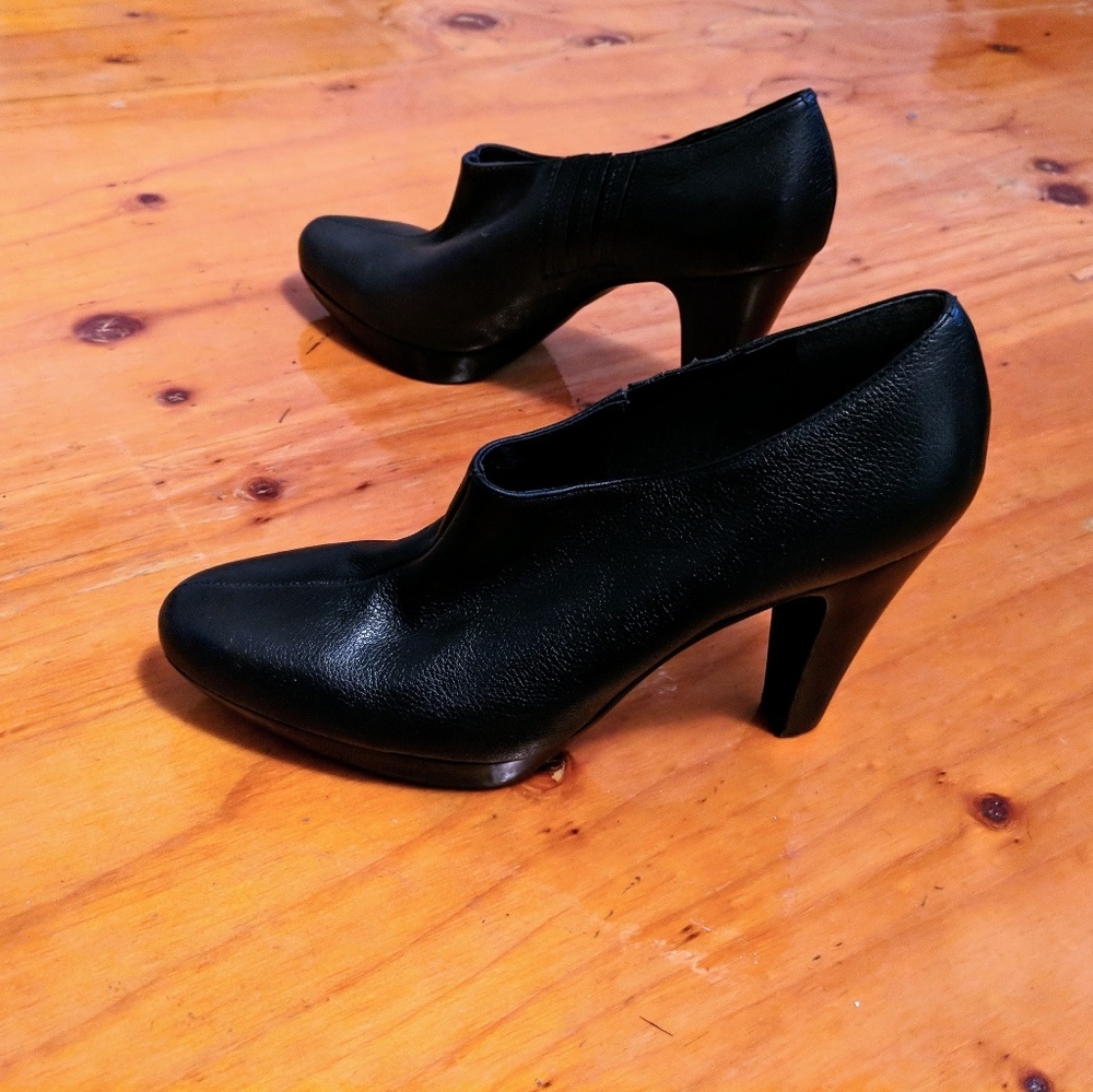 Matisse black leather platform ankle booties